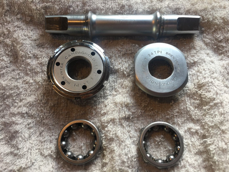 Campagnolo Record bottom bracket specs for English/ISO thread: 1.370 x 24 